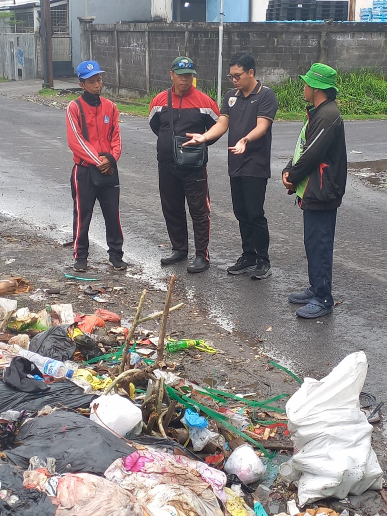 Kelurahan Kerobokan Kaja Gelar Aksi Bersih-Bersih dan Pemasangan Spanduk Himbauan